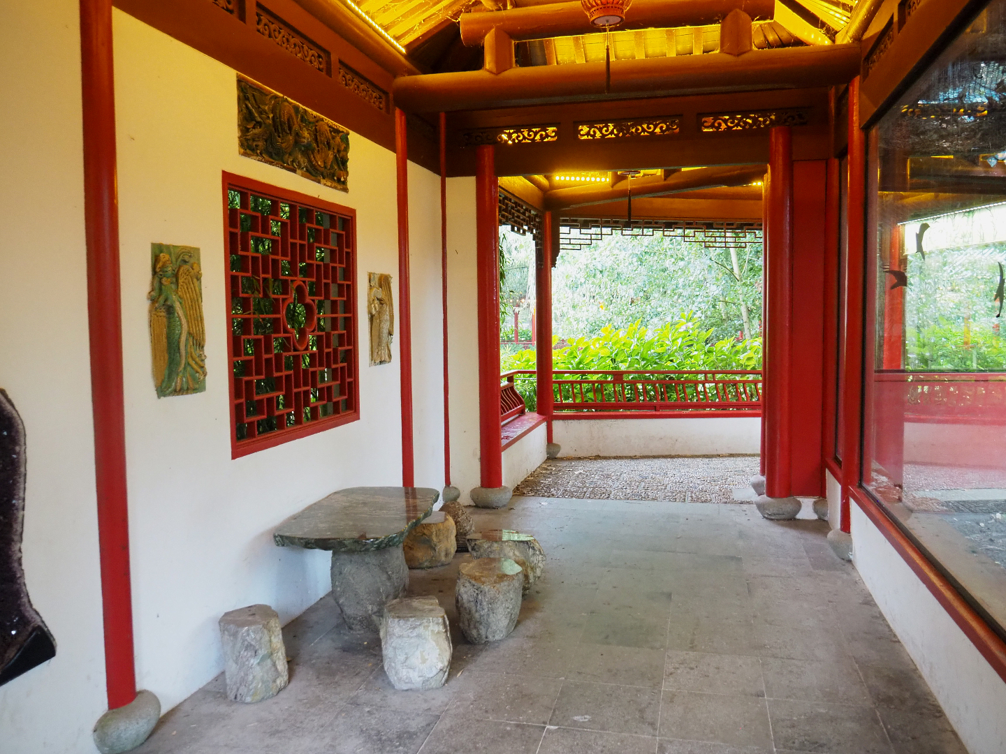 Chinese viewing corridor - Enclosed section with artwork, 2022-09-15