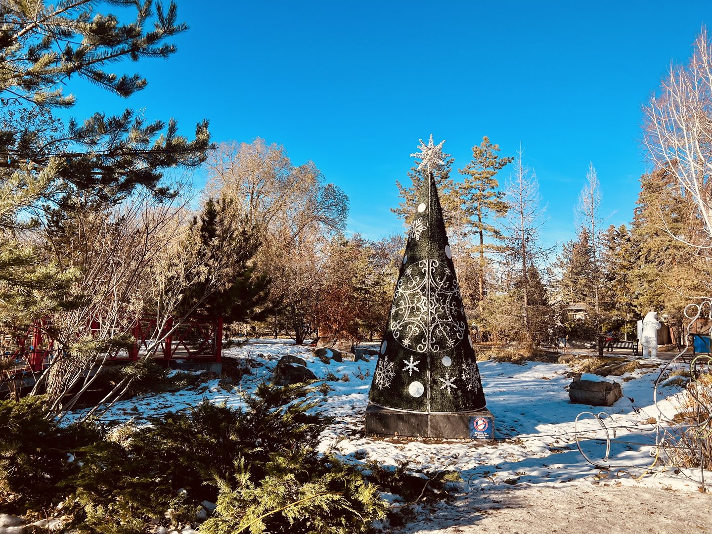 Christmas Decorations. I’ve had to remind myself repeatedly that it is the Holiday Season.  Every Zoo since Miami has been prepping.