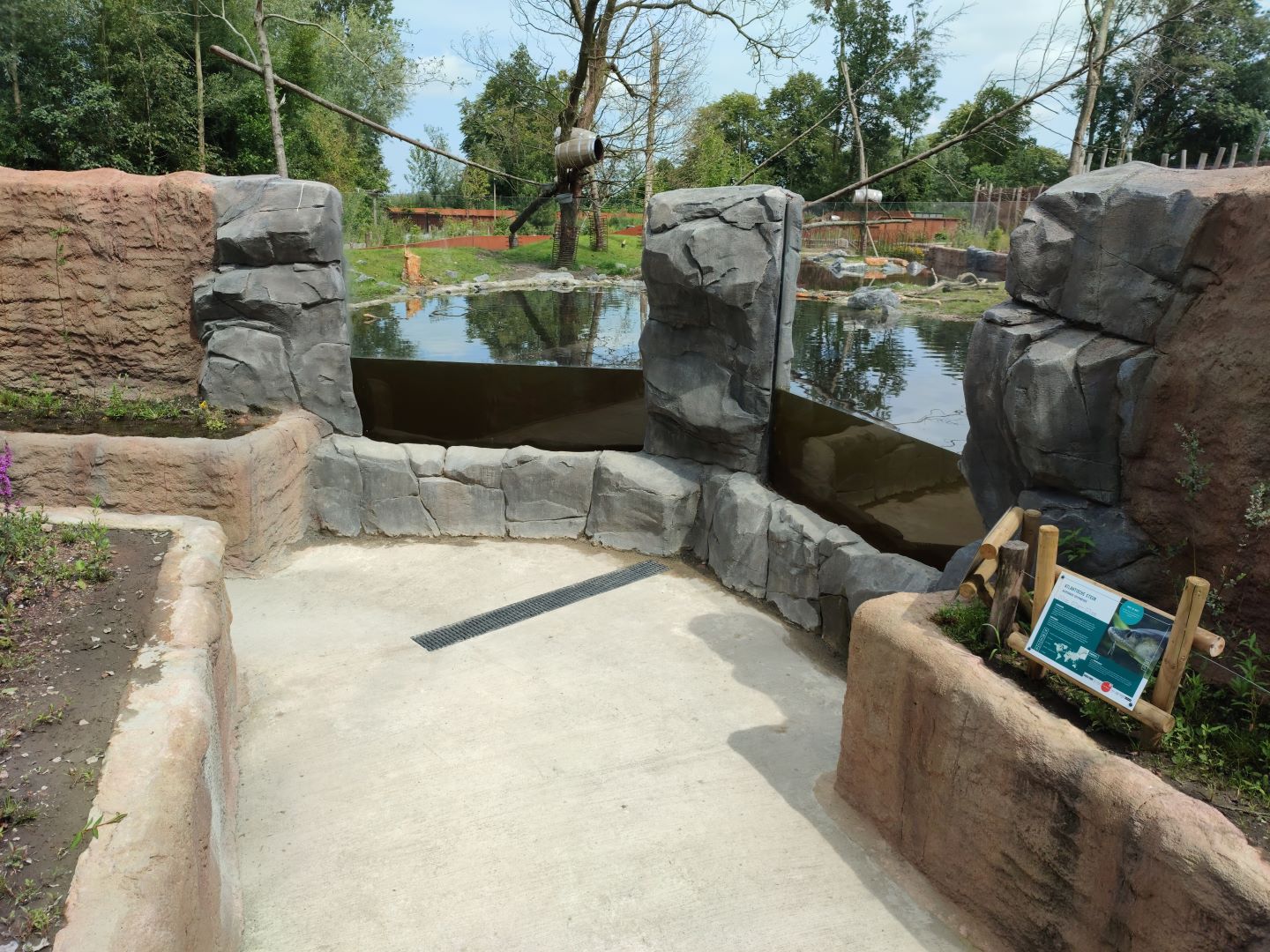 Churchill - North American beaver & North American porcupine enclosure, underwater viewing