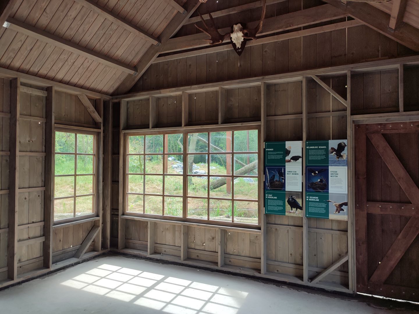 Churchill - Observation den, aviary viewing point