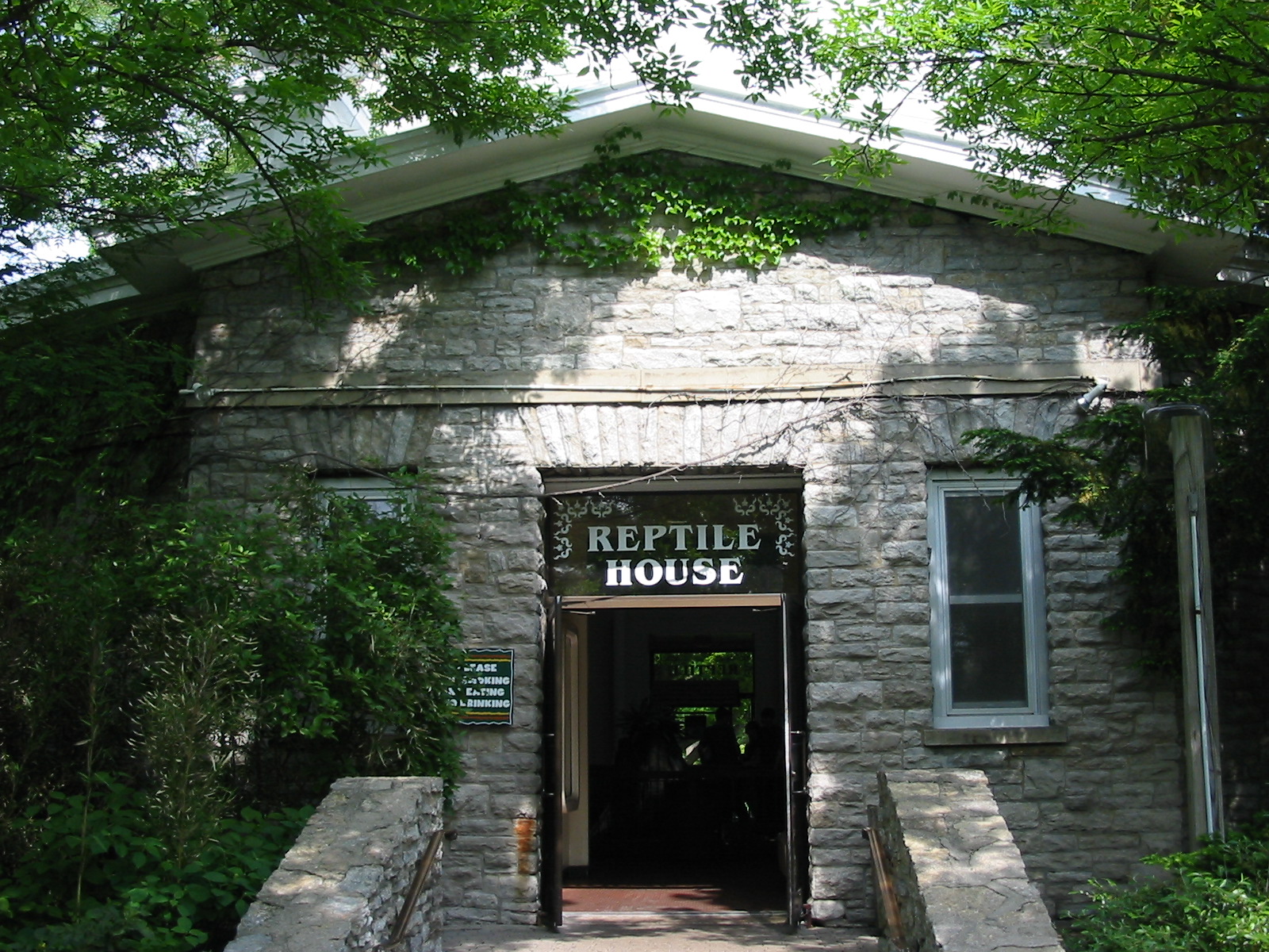 Cincinnati Zoo 2003 - Front of the Reptile House