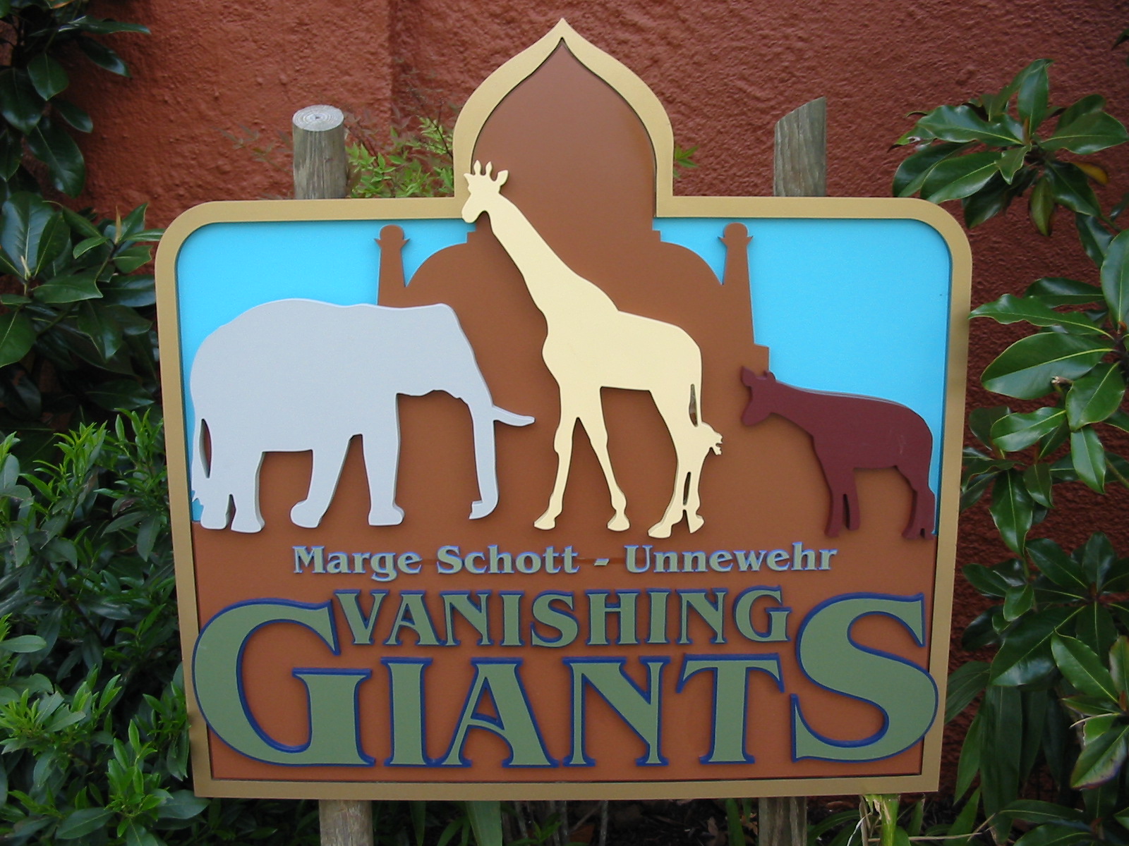 Cincinnati Zoo 2003 - Signpost at the Vanishing Giants building