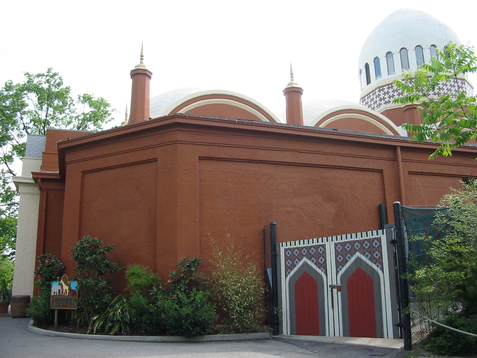 Cincinnati Zoo 2003 - Vanishing Giants building