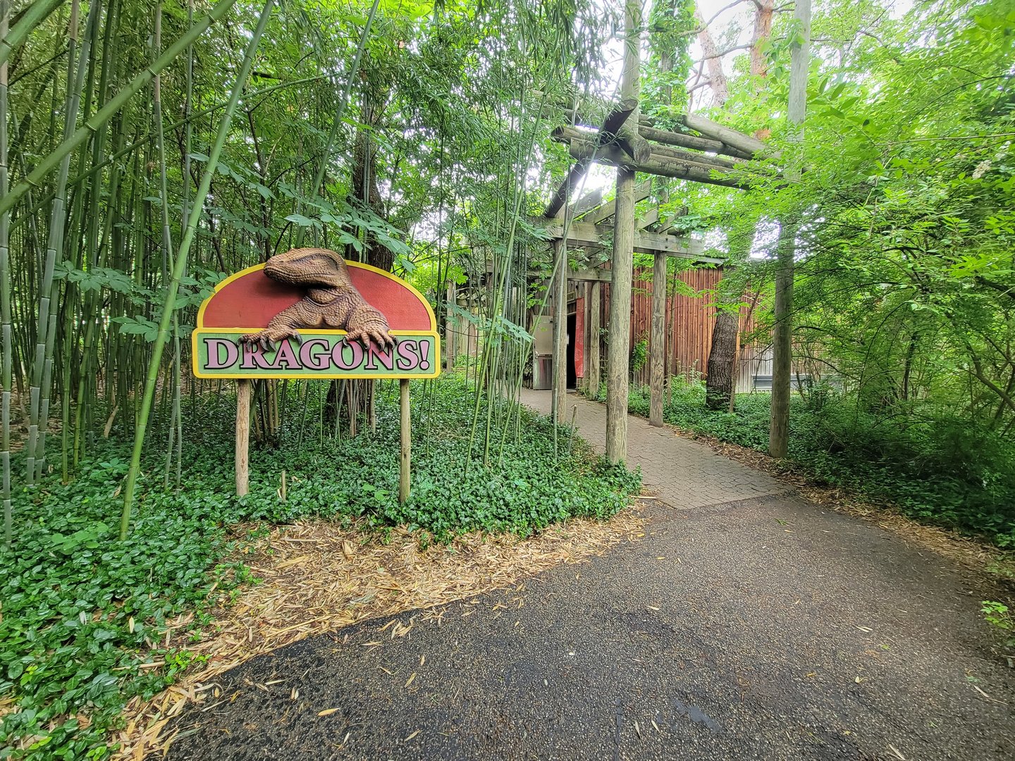 Cincinnati Zoo 5/22 - Dragons!, entrance