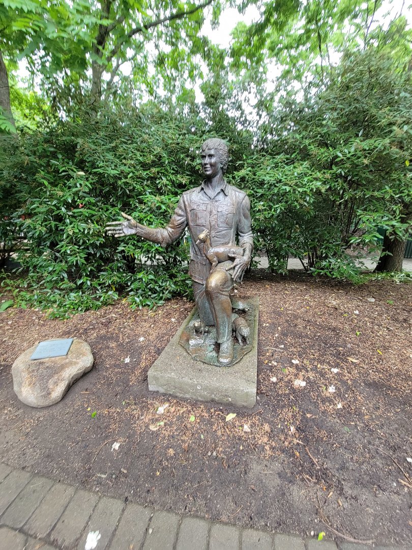 Cincinnati Zoo 5/22 - Spaulding Children's Zoo, statue