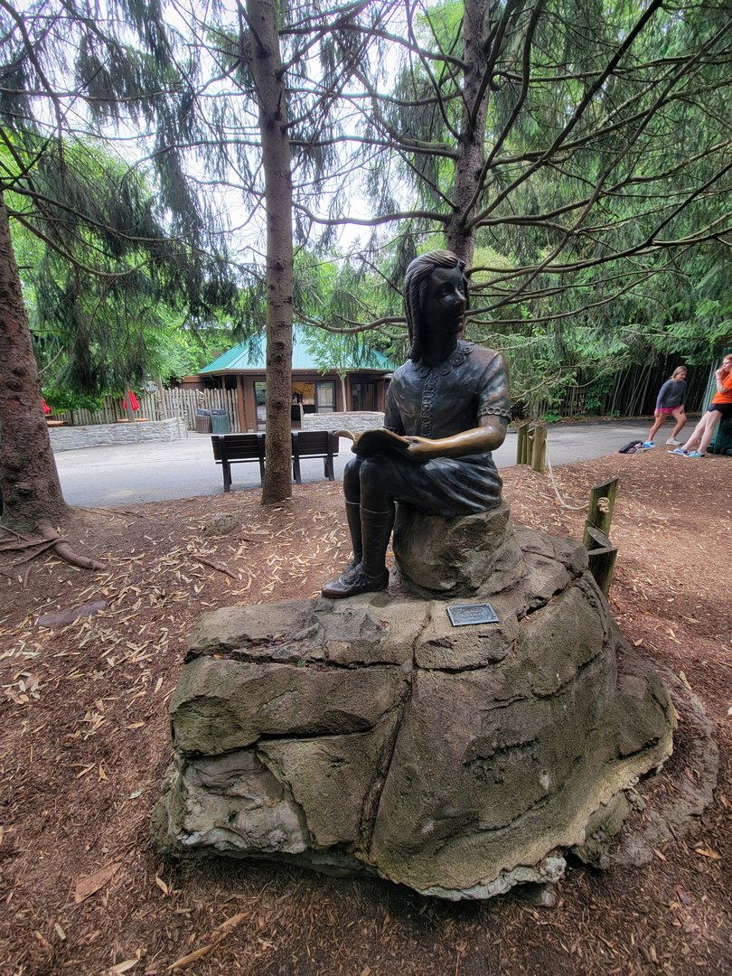 Cincinnati Zoo 5/22 - Statue by arctic fox
