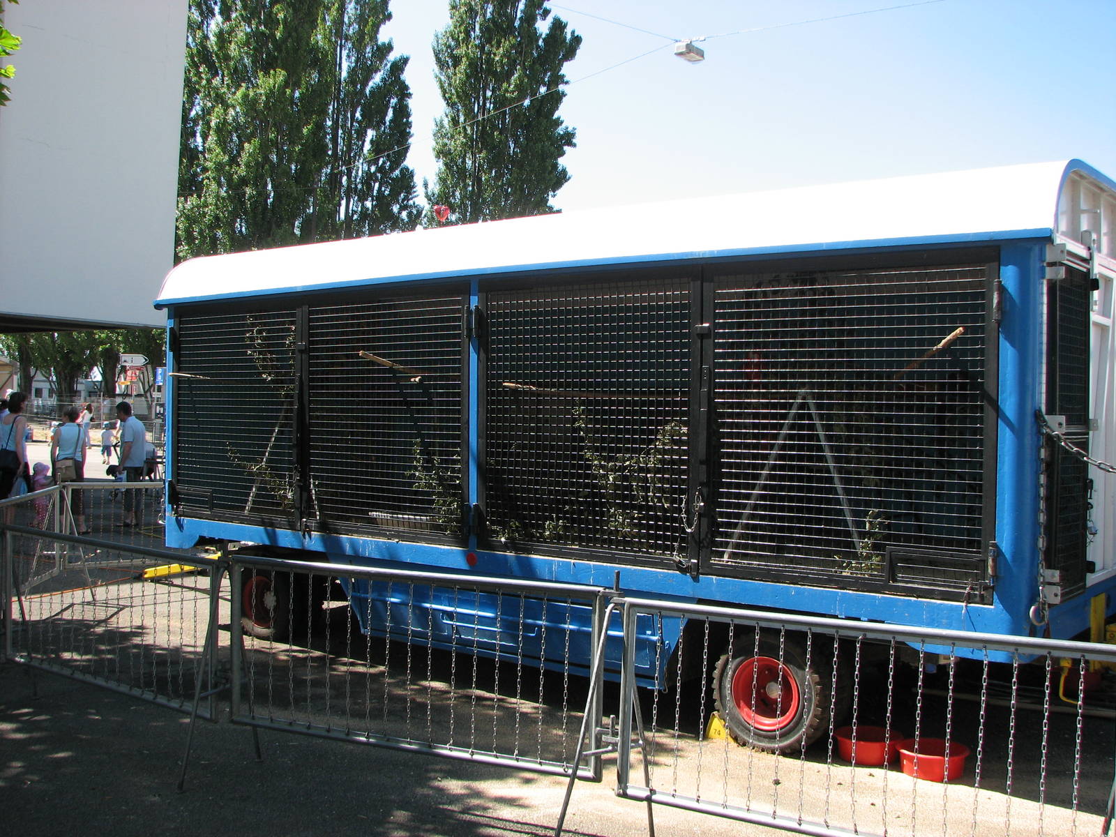 Circus Knie in Neuchatel 2008 - Red Macaw wagon