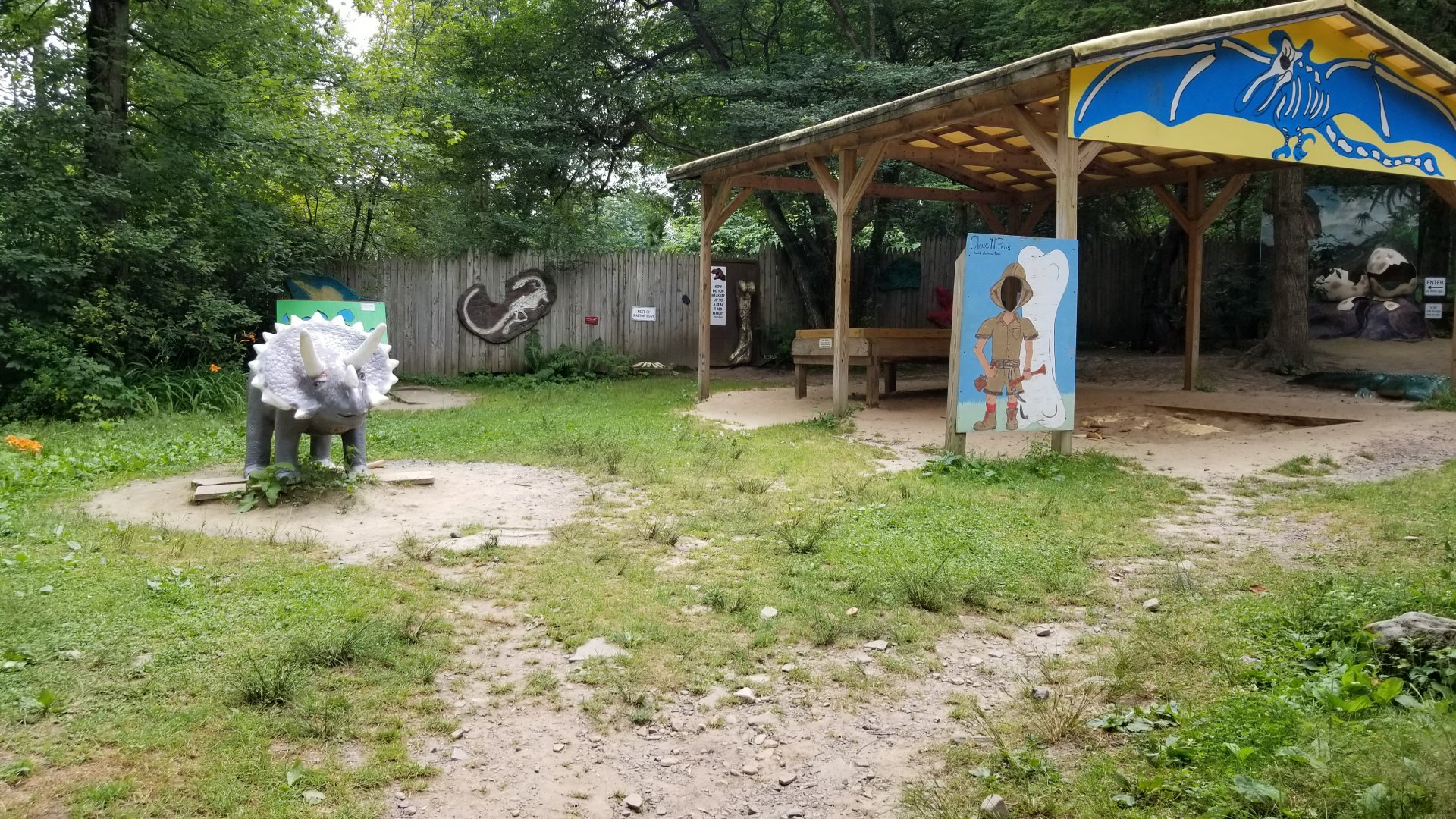 Claws N Paws - Dinosaur Outpost