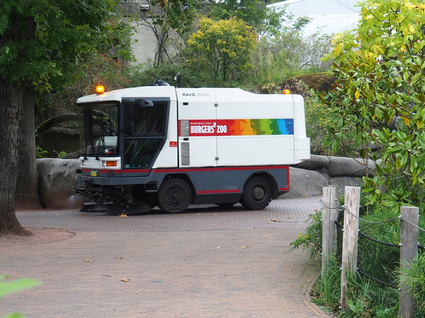 Cleaning vehicle for park roads, 2023-10-07