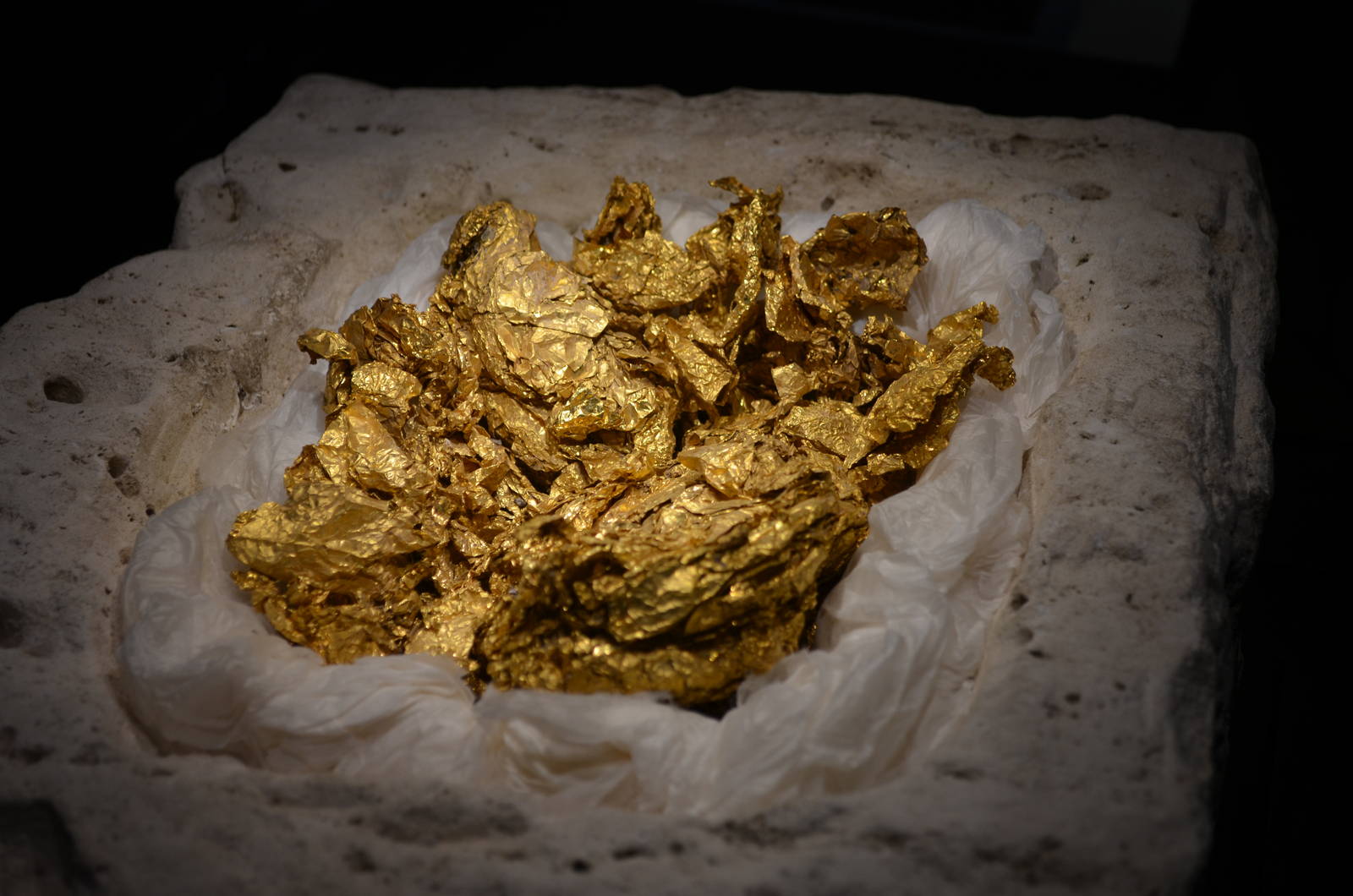 Cleopatra: The Exhibition - Gold