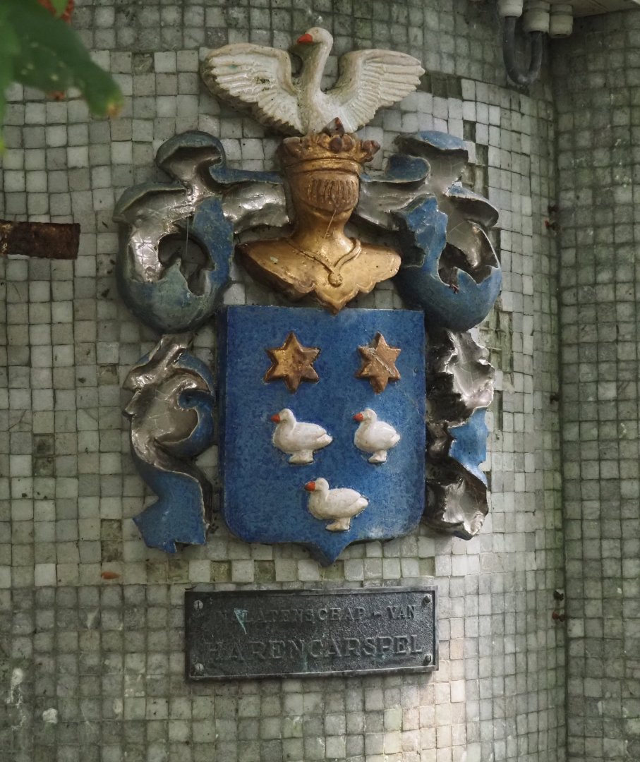 Coat of arms next to the Historical Van Harencarspel aviary, 2024-06-30