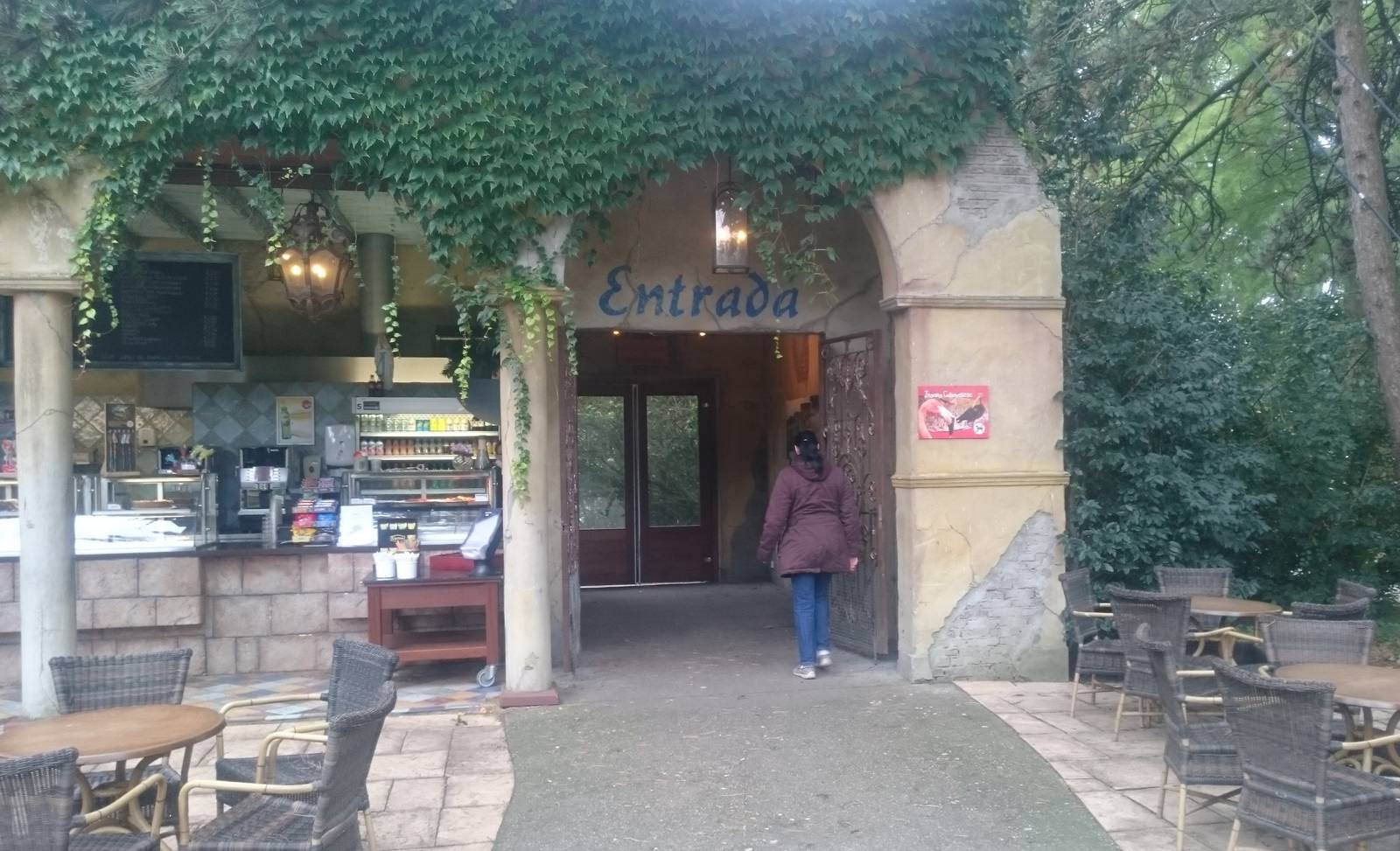Coffee-corner and entrance Cuba-aviary