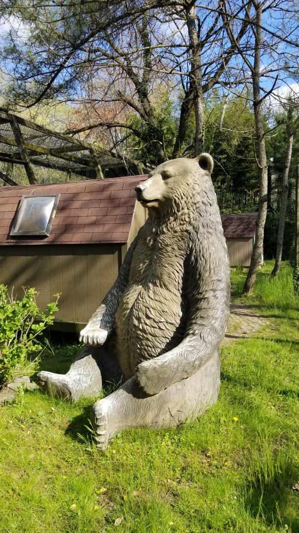 Cohanzick Zoo - Brown bear statue