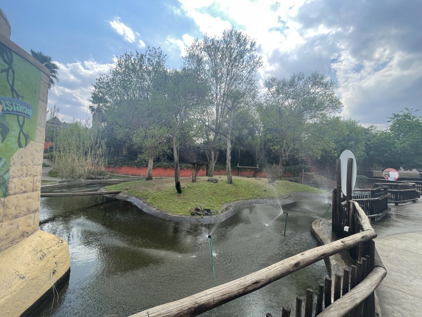 Collared Lemur Enclosure (Eulemur collaris)