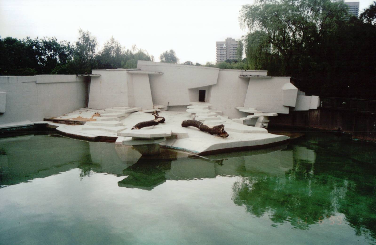 Cologne Zoo 1999 - Empty Polar Bear exhibit