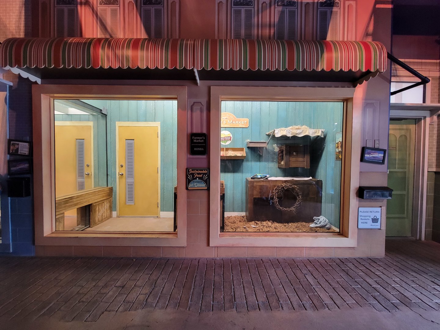 Columbus Zoo - Animal Encounters Village, empty