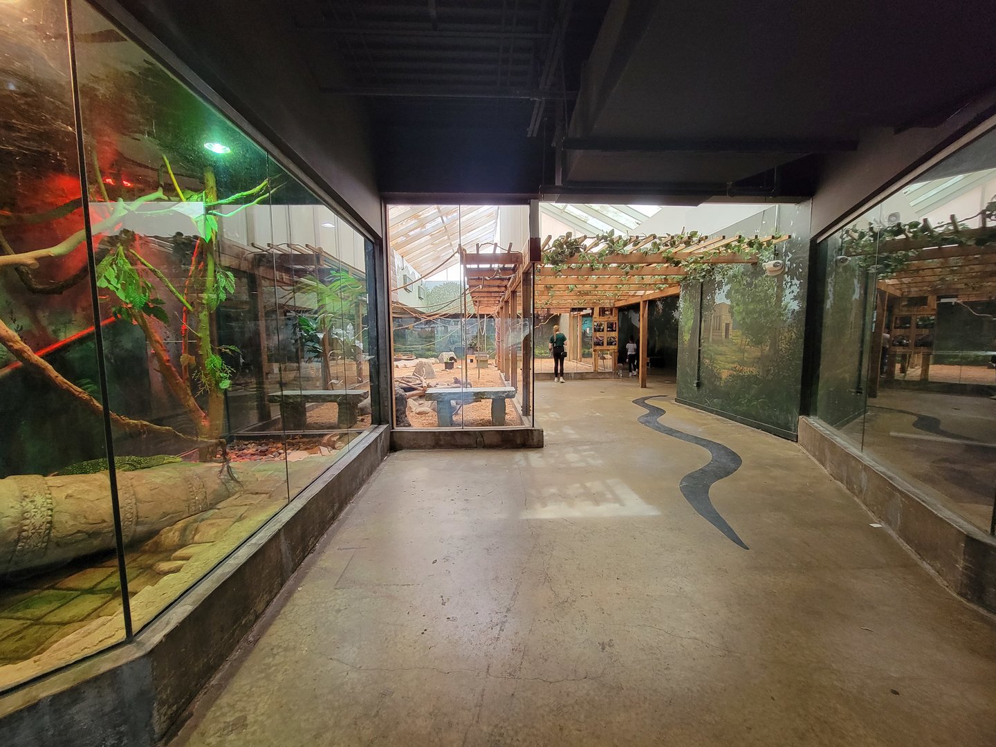 Columbus Zoo - Asia Quest, Path through building