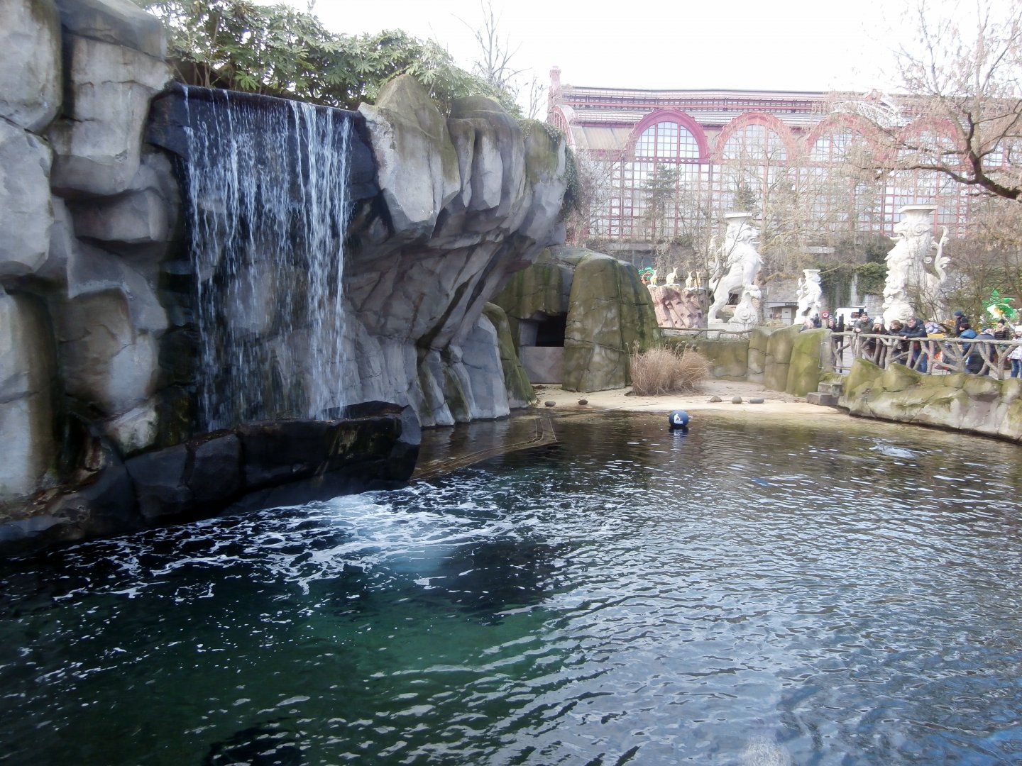 Common seal enclosure