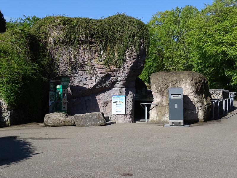 Common seal enclosure