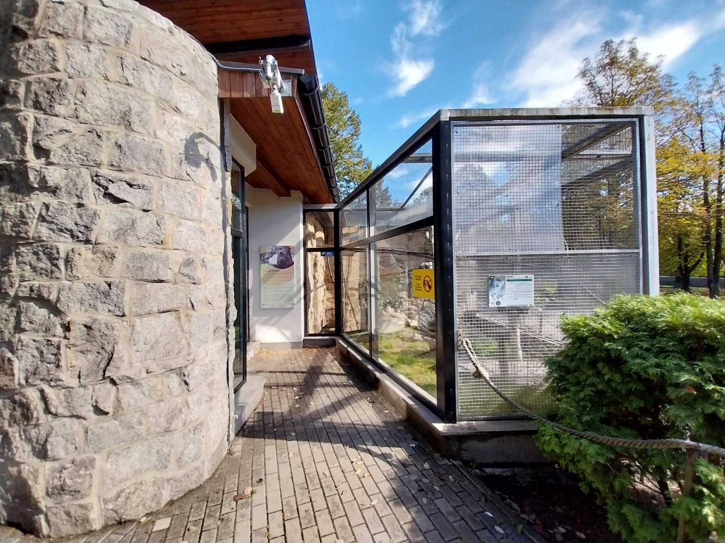 Common Squirrel Monkey enclosure