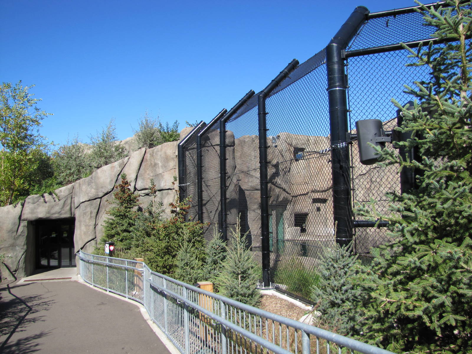 Como Zoo 2010 - Alongside the first Polar Bear exhibit