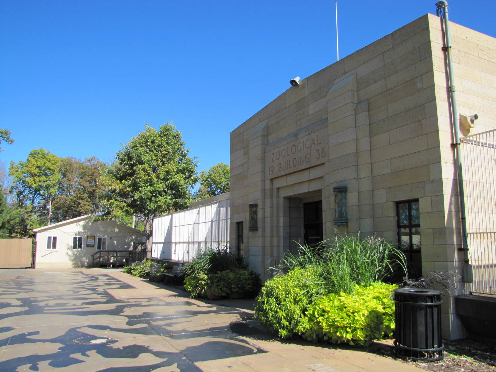 Como Zoo 2010 - Building and cages from 1936