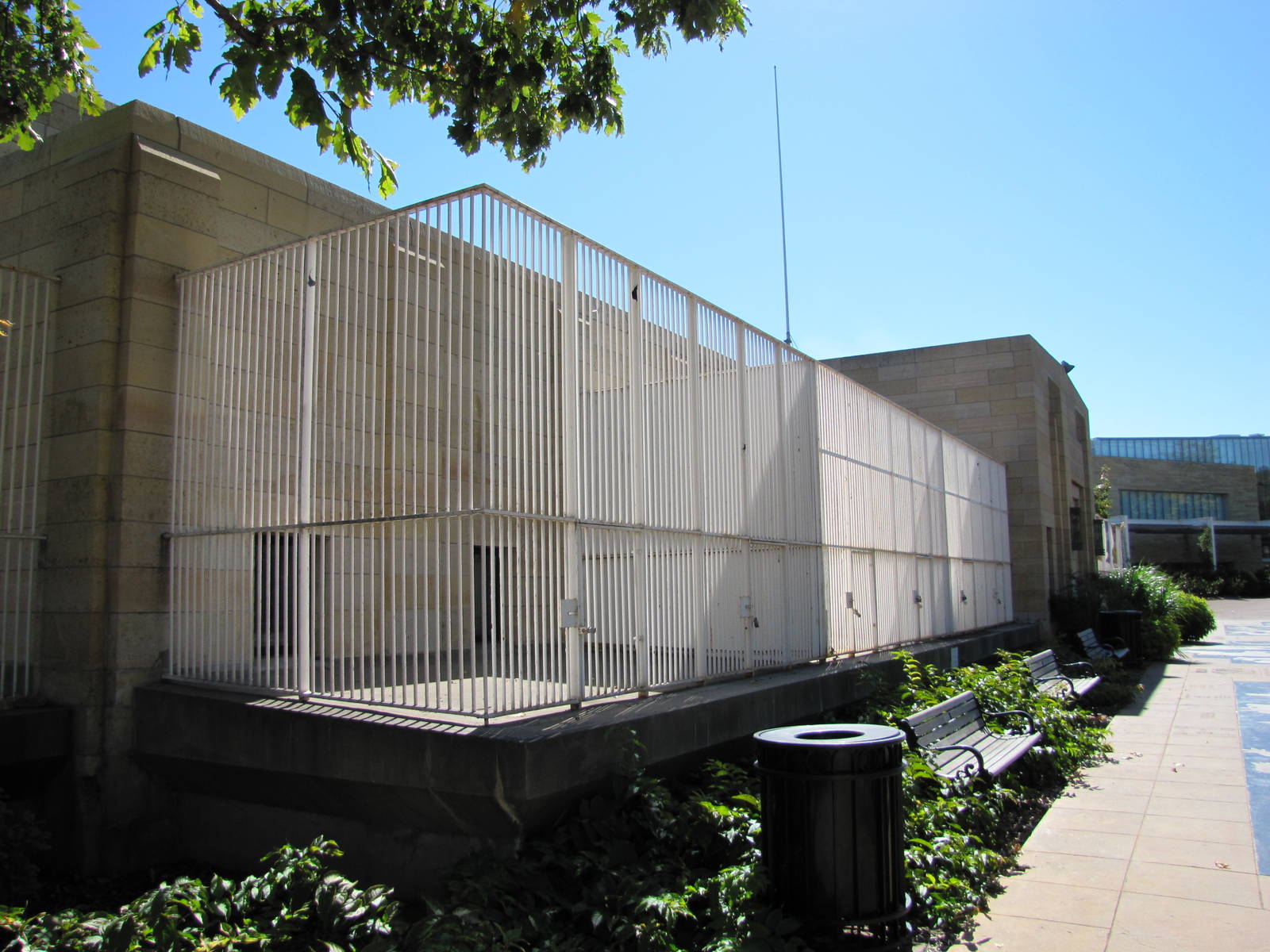 Como Zoo 2010 - Building and cages from 1936
