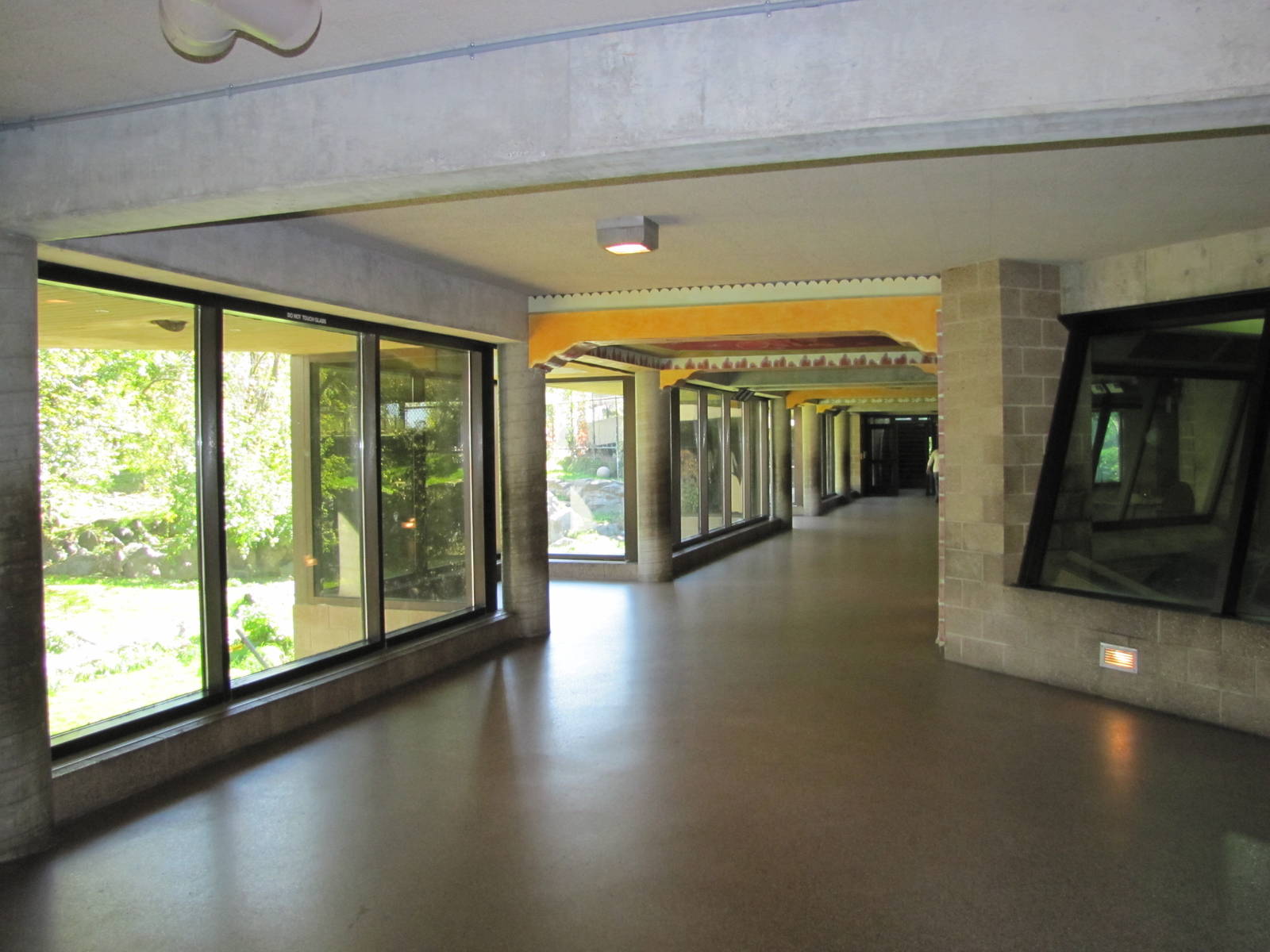 Como Zoo 2010 - General view inside the Large Cat building