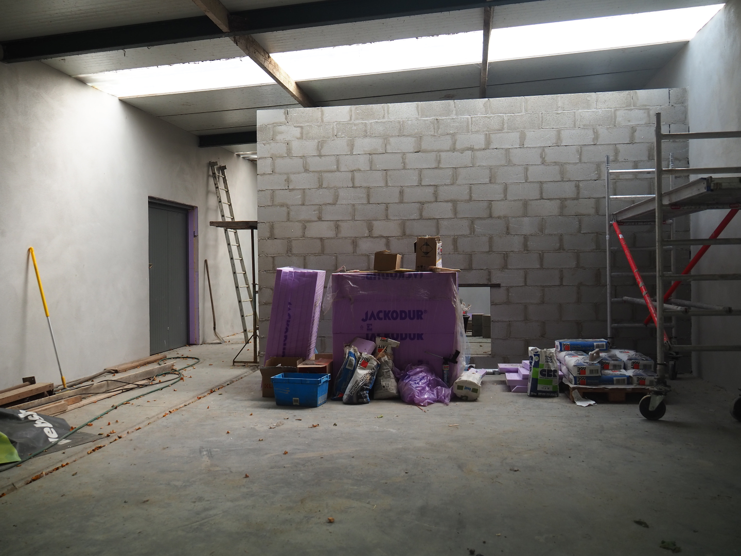 Construction inside future tiger house, 2019-08-11