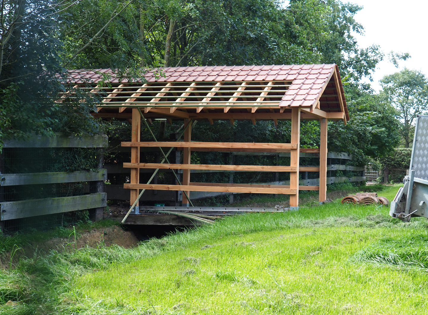 Construction of animal shelter above bridge connecting large hoofstock paddocks, 2020-09-12