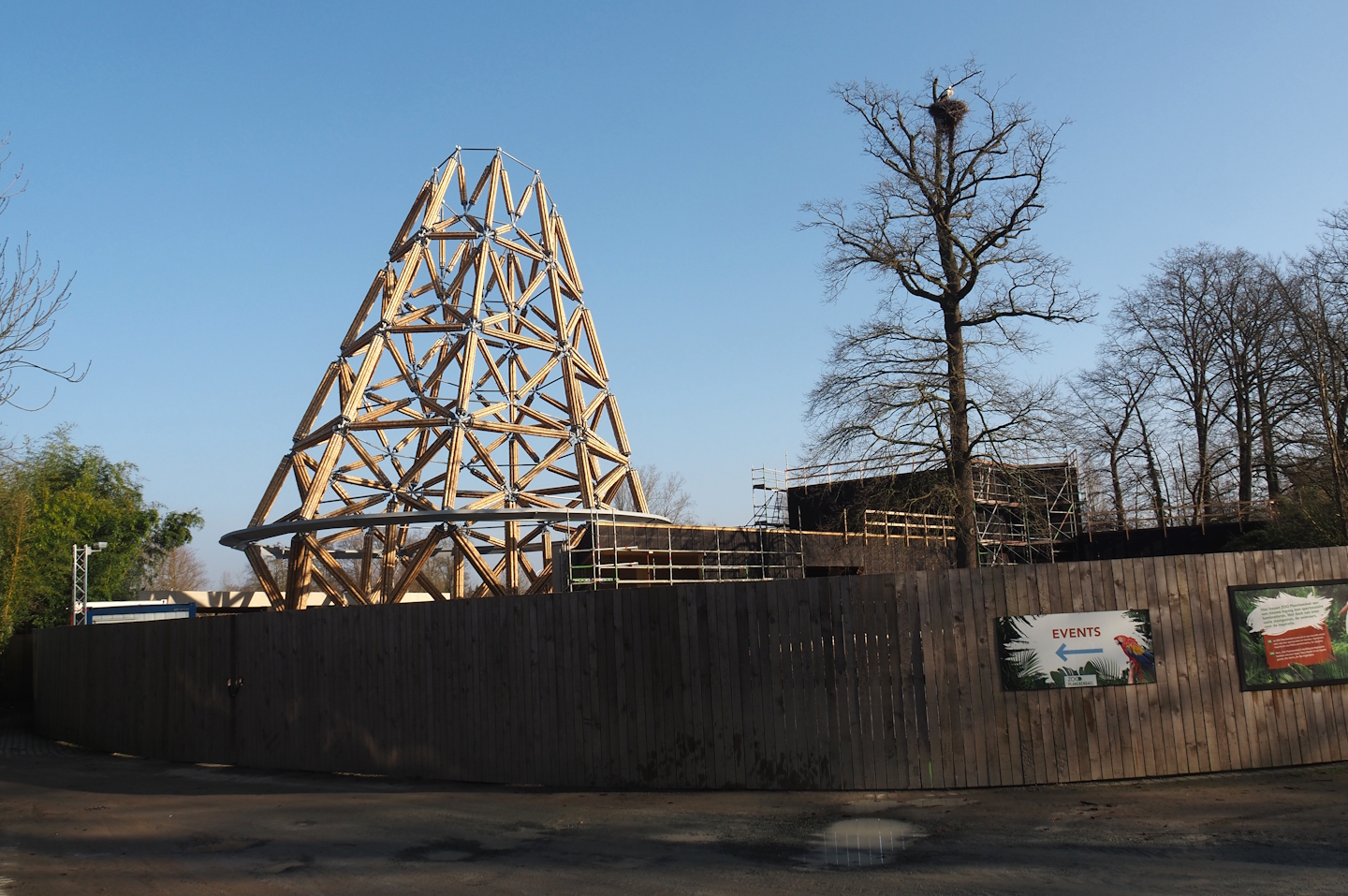 Construction of new entrance, with 28 meter high bamboo tower now completed, 2025-03-02