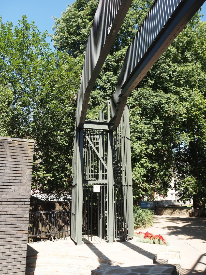 Construction of new stairs and walking bridge to hippo and hippo house aviary upper viewing area, 2024-07-28