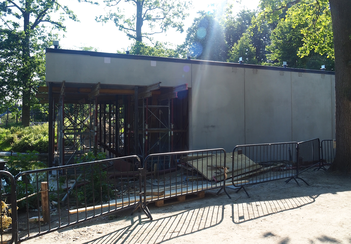 Construction of Sulawesi black crested macaque house, 2023-06-04