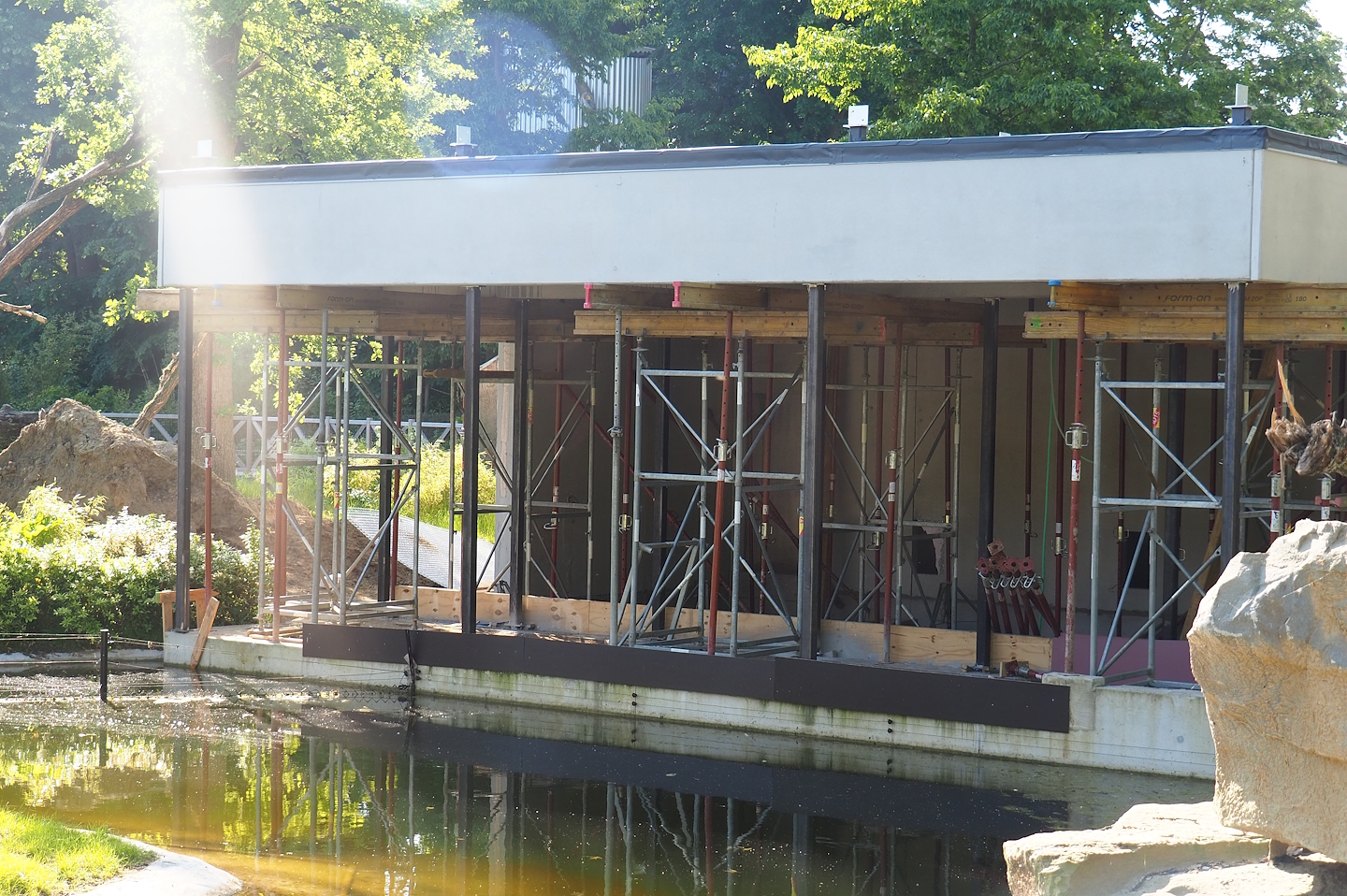 Construction of Sulawesi black crested macaque house, 2023-06-04