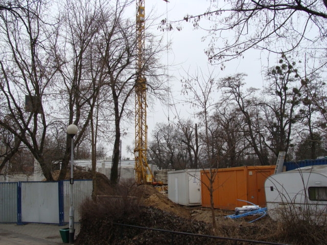 Construction of the pavilion for rhinoceros