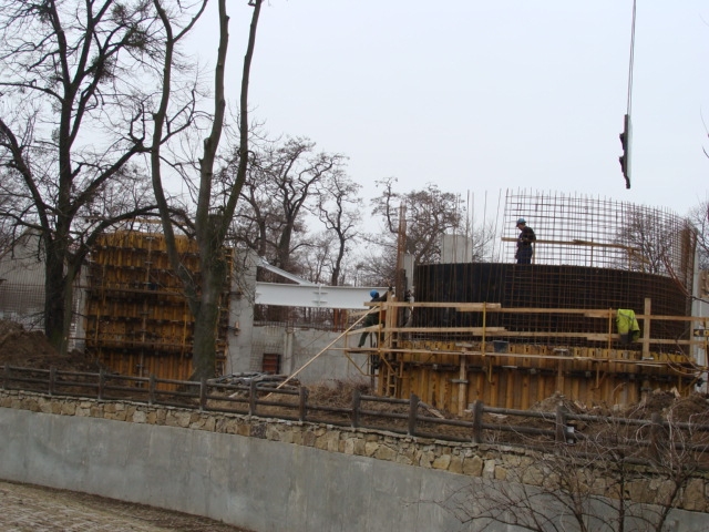 Construction of the pavilion for rhinoceros