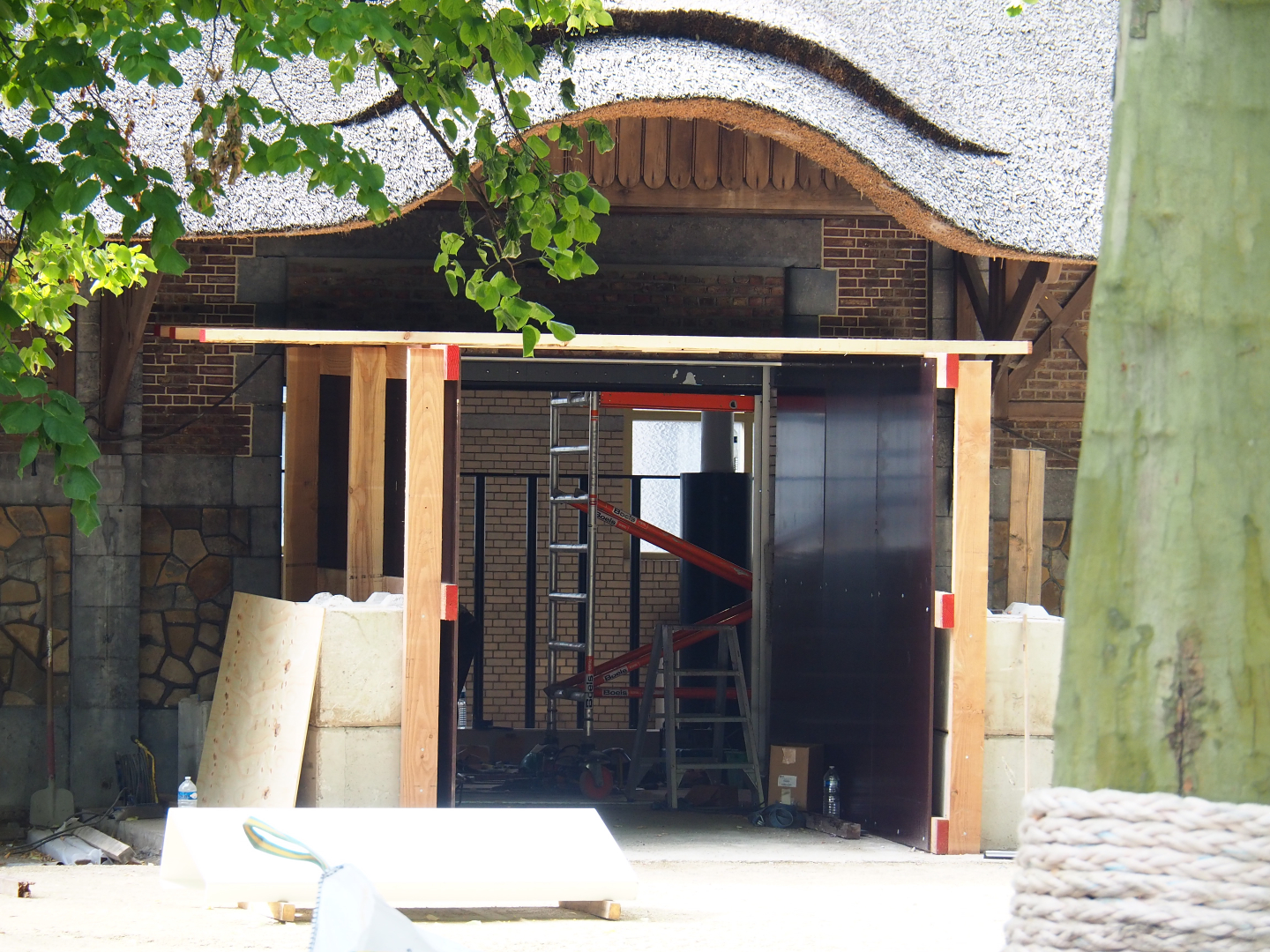 Construction outside White rhinoceros stables in historic bovine house, 2020-06-28