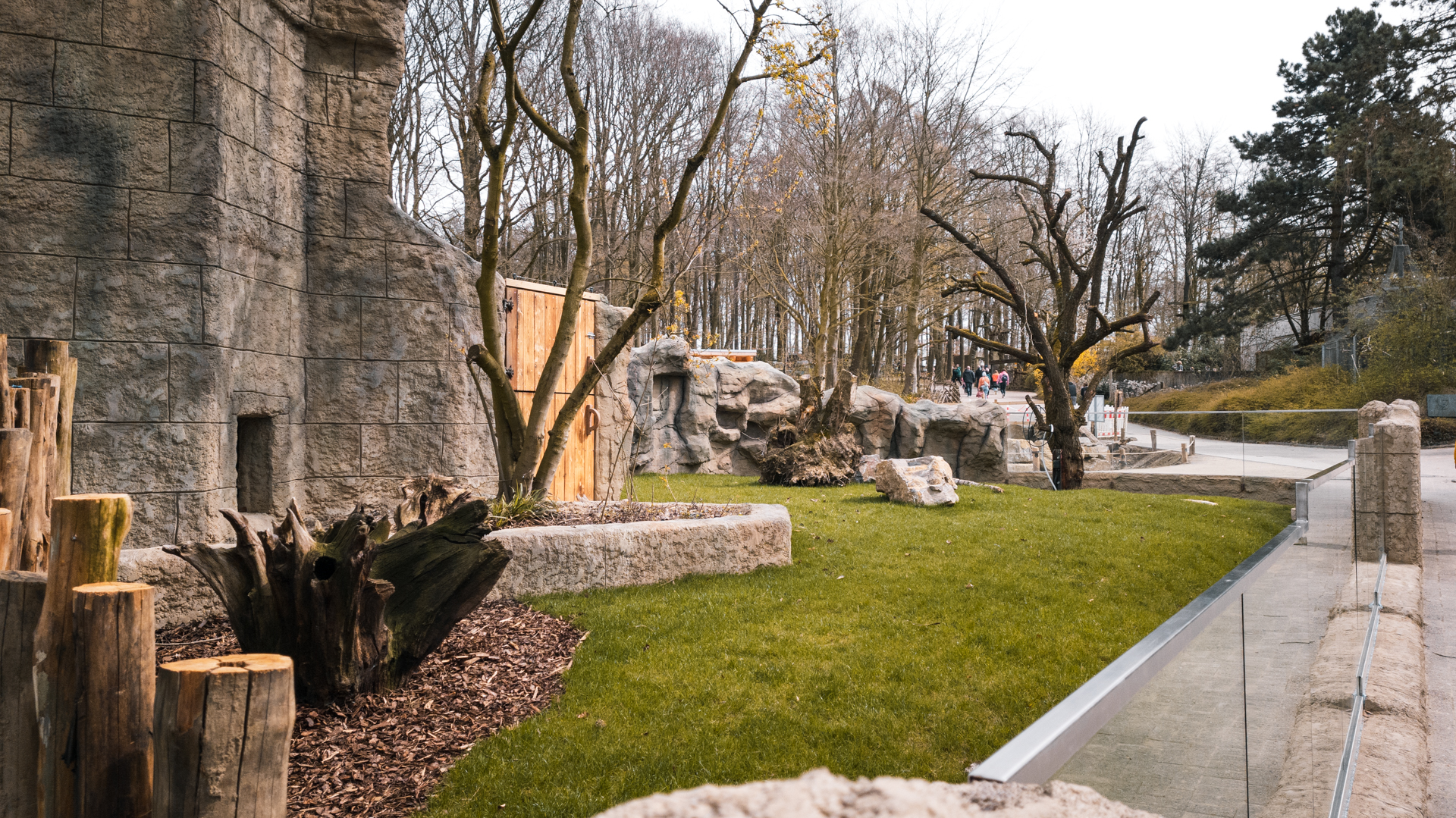 Construction Red Panda / Tufted Deer