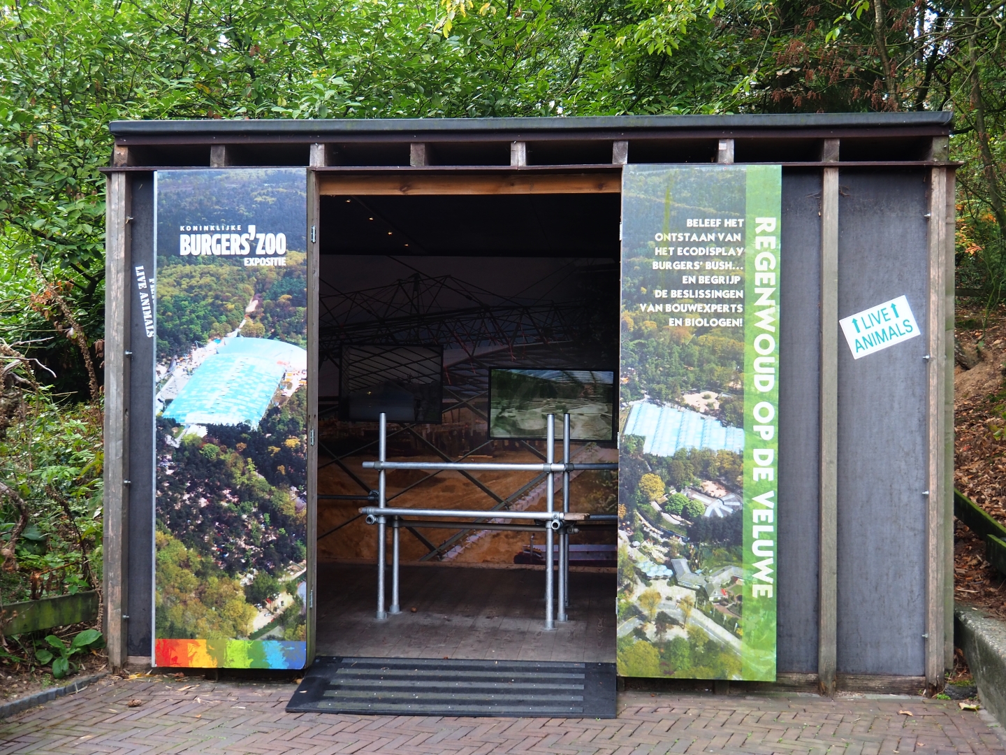 Container with information of the construction of Burgers' Bush (Sep 16th, 2018)