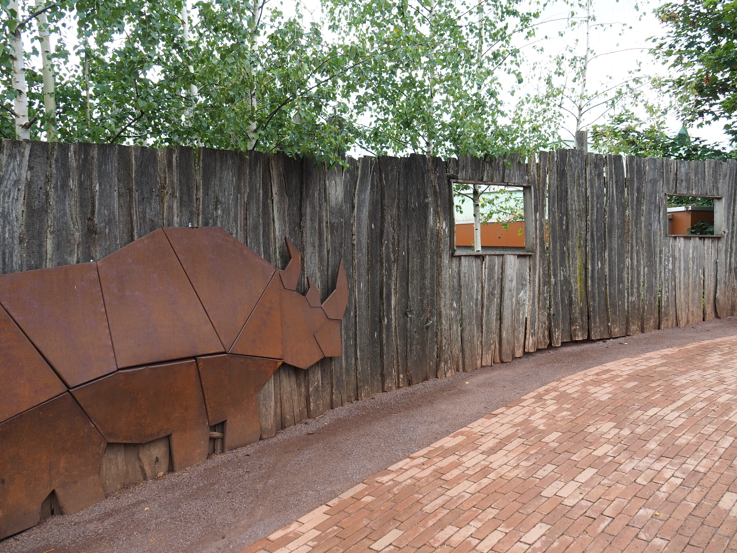 Corten steel rhinoceros decoration and viewing windows into rhinoceros separation paddock, 2019-07-21