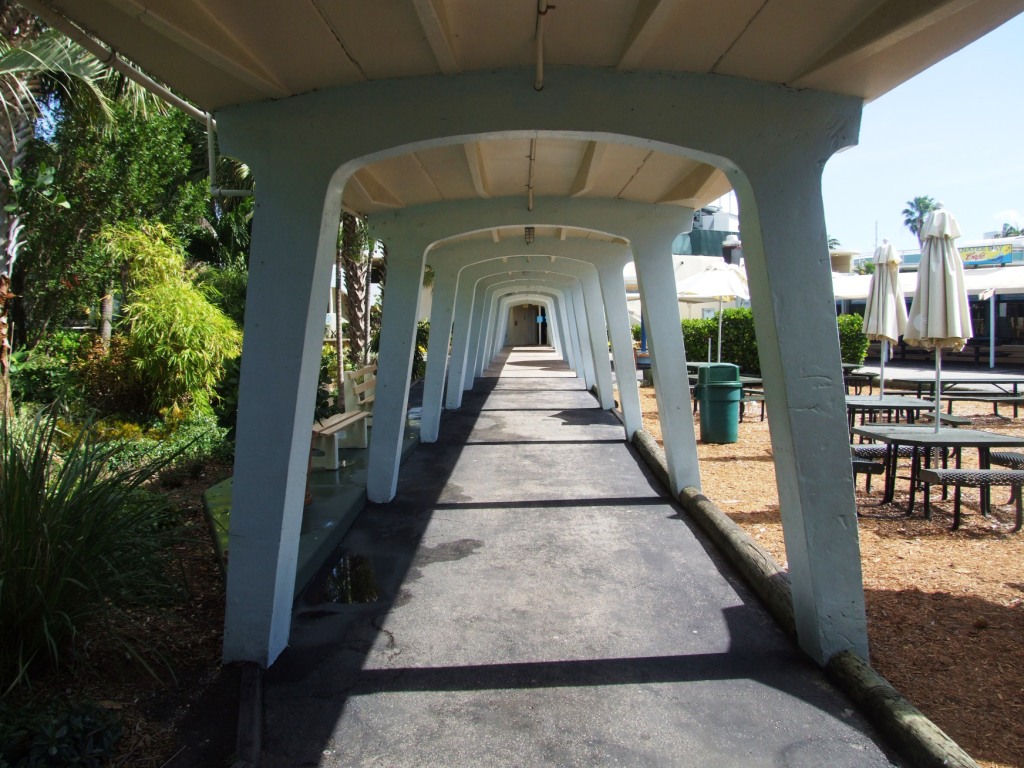 Covered Walkway at Miami Seaquarium, 16/10/13