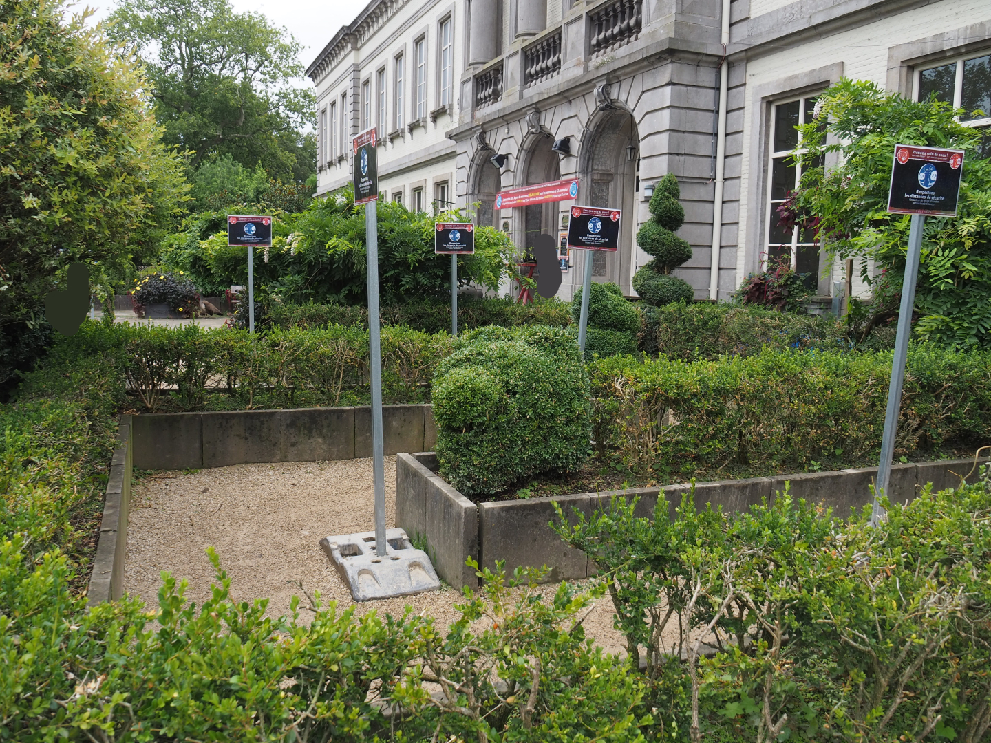 Covid-19 queuing area and signage outside the aquarium building, 2020-09-03