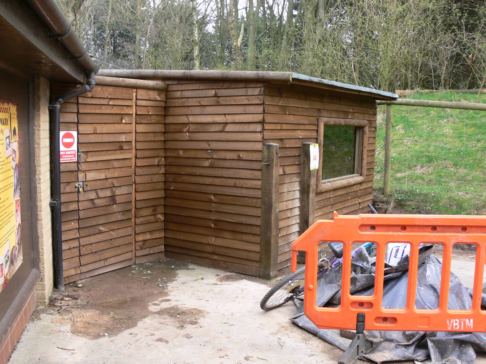 Crane exhibit construction at Blackpool Zoo, 30/03/14