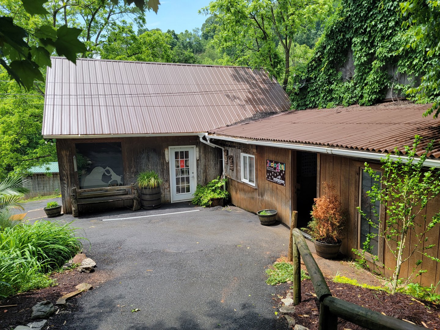 Creation Kingdom - Entrance/exit/gift shop, herp room on right