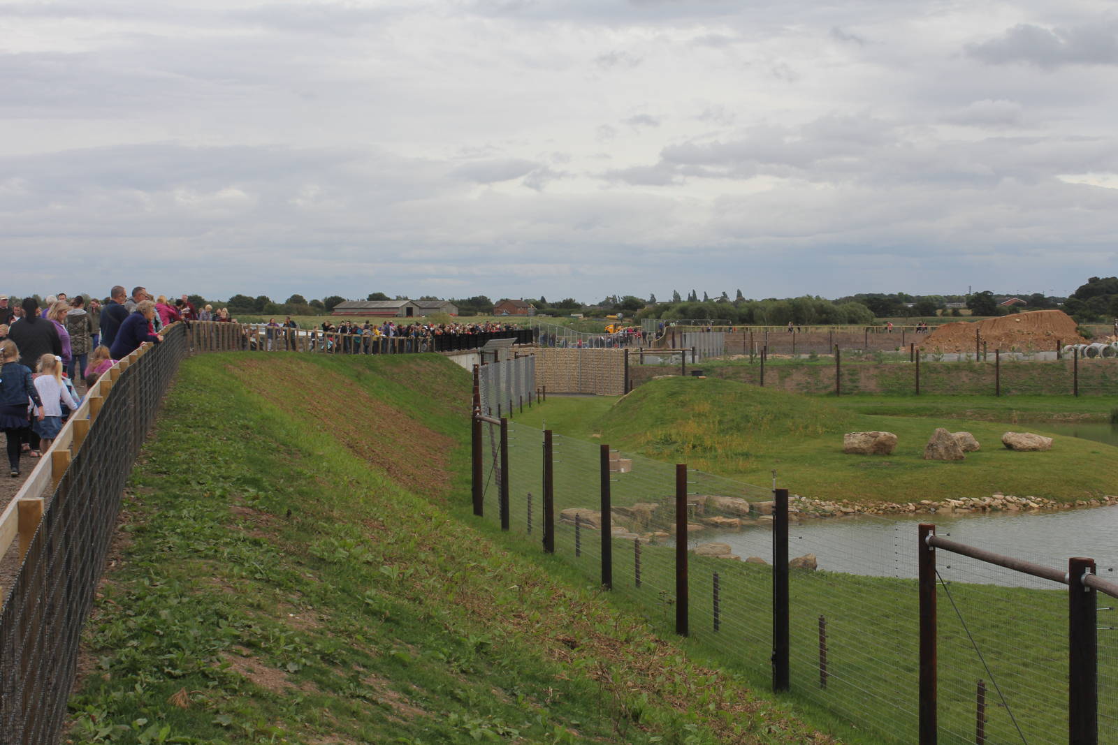 Crowds at the first Safari night after Victor arrived 21-8-14