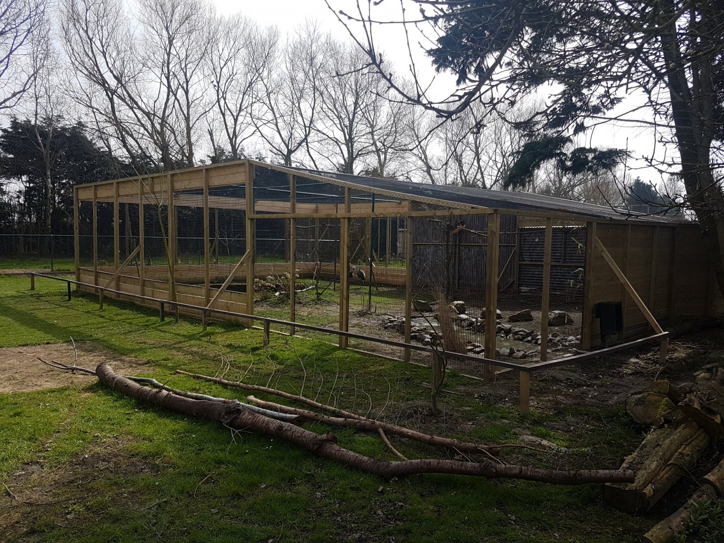 Crowned crane-enclosure