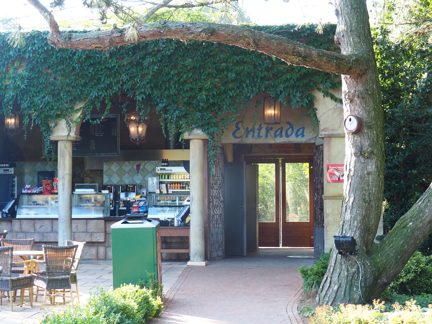 Cuban aviary entrance and snack shop (Sep 2nd, 2018)
