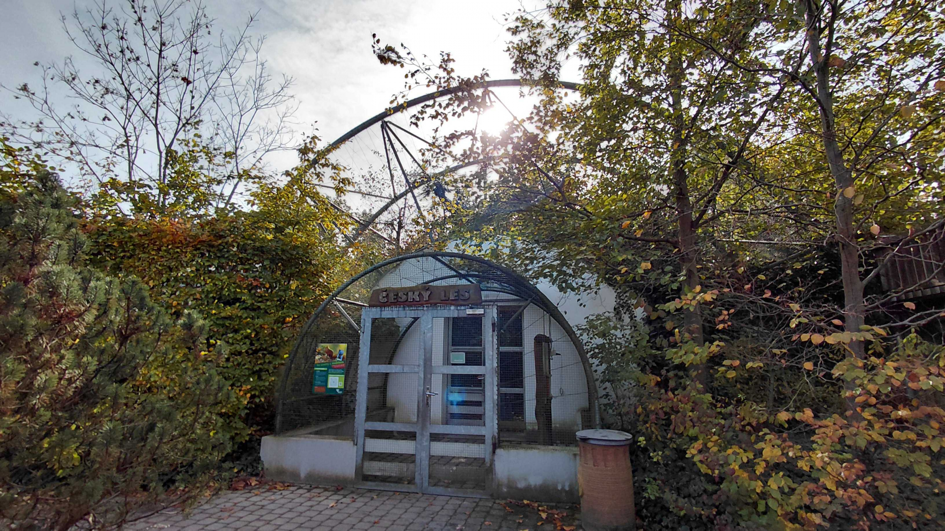 Czech forest - walkthrough aviary