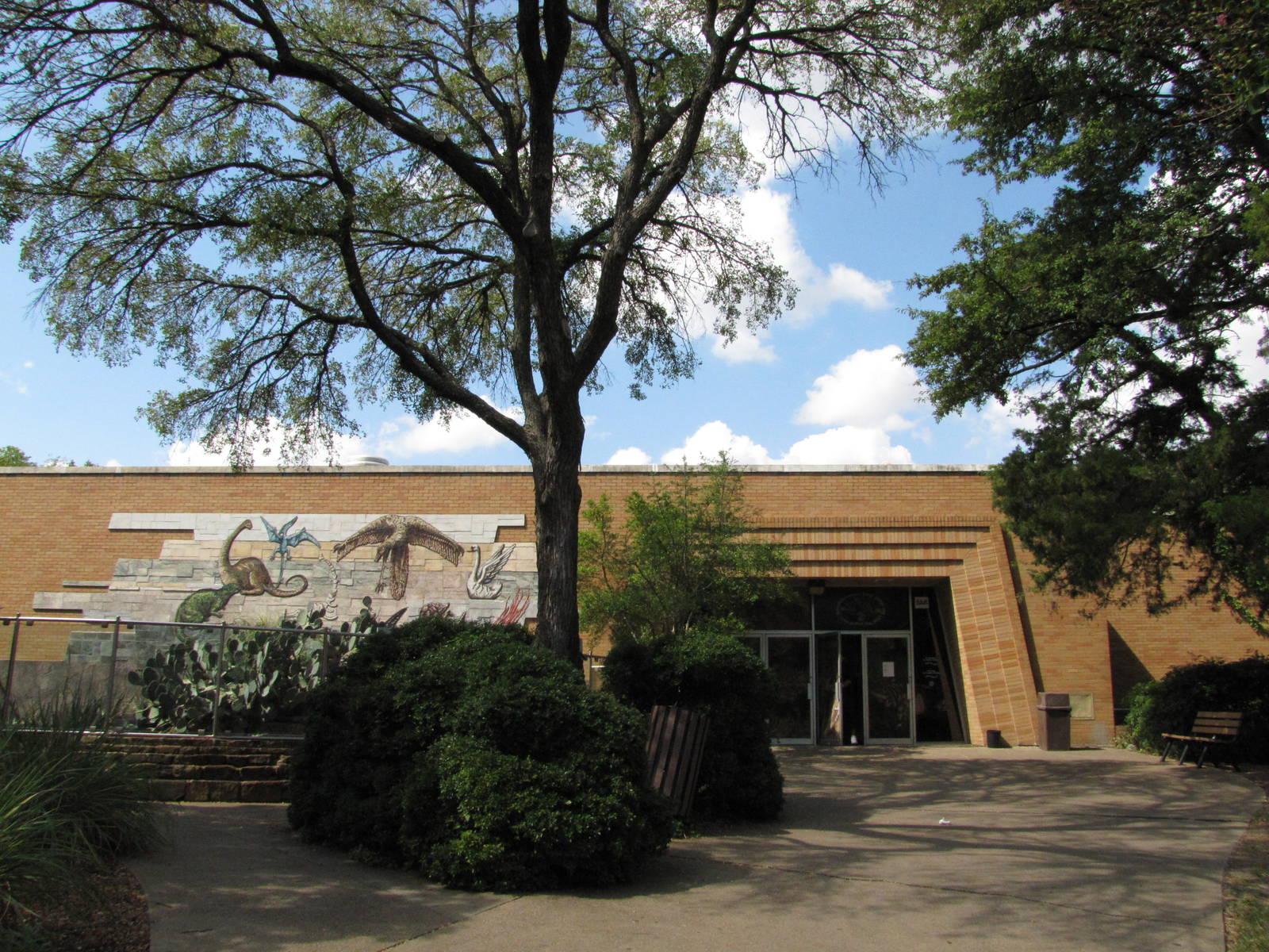 Dallas Zoo 2010 - Front of the Bird and Reptile Building