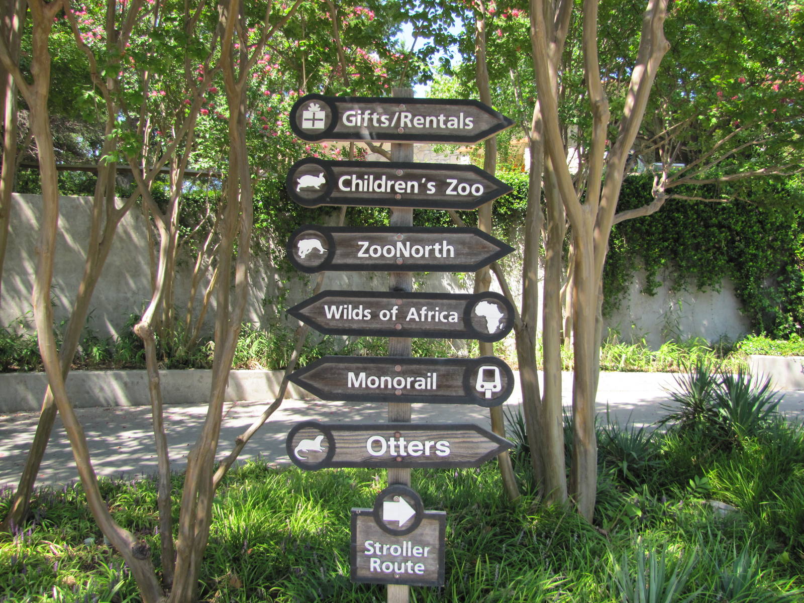 Dallas Zoo 2010 - Signpost example